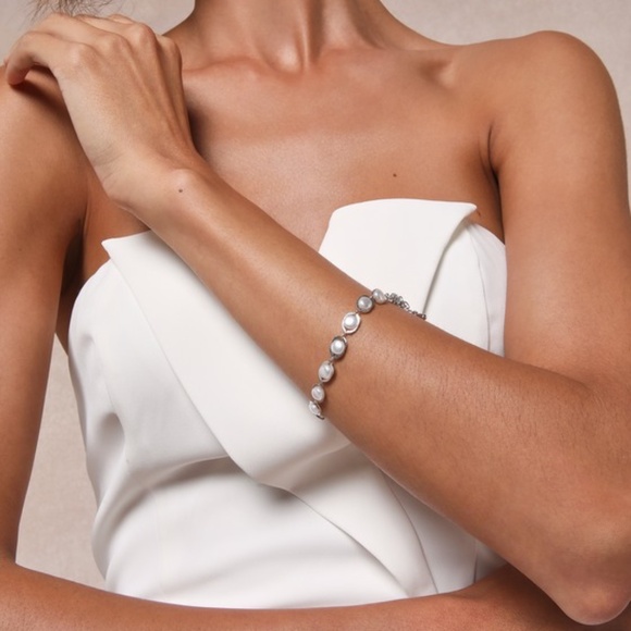 Lulus Undeniable Poise Silver Pearl Bracelet - Size One Size - Picture 1 of 3